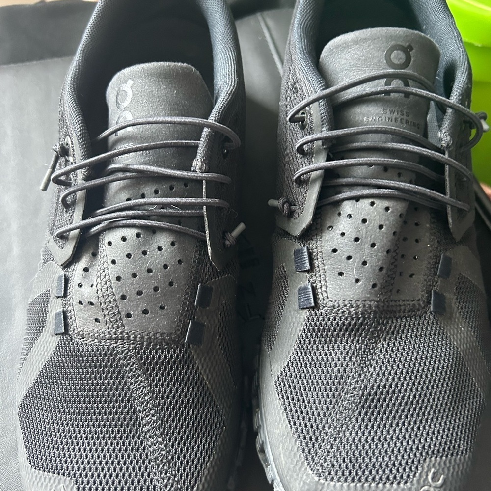On cloud womens shoes 8.5